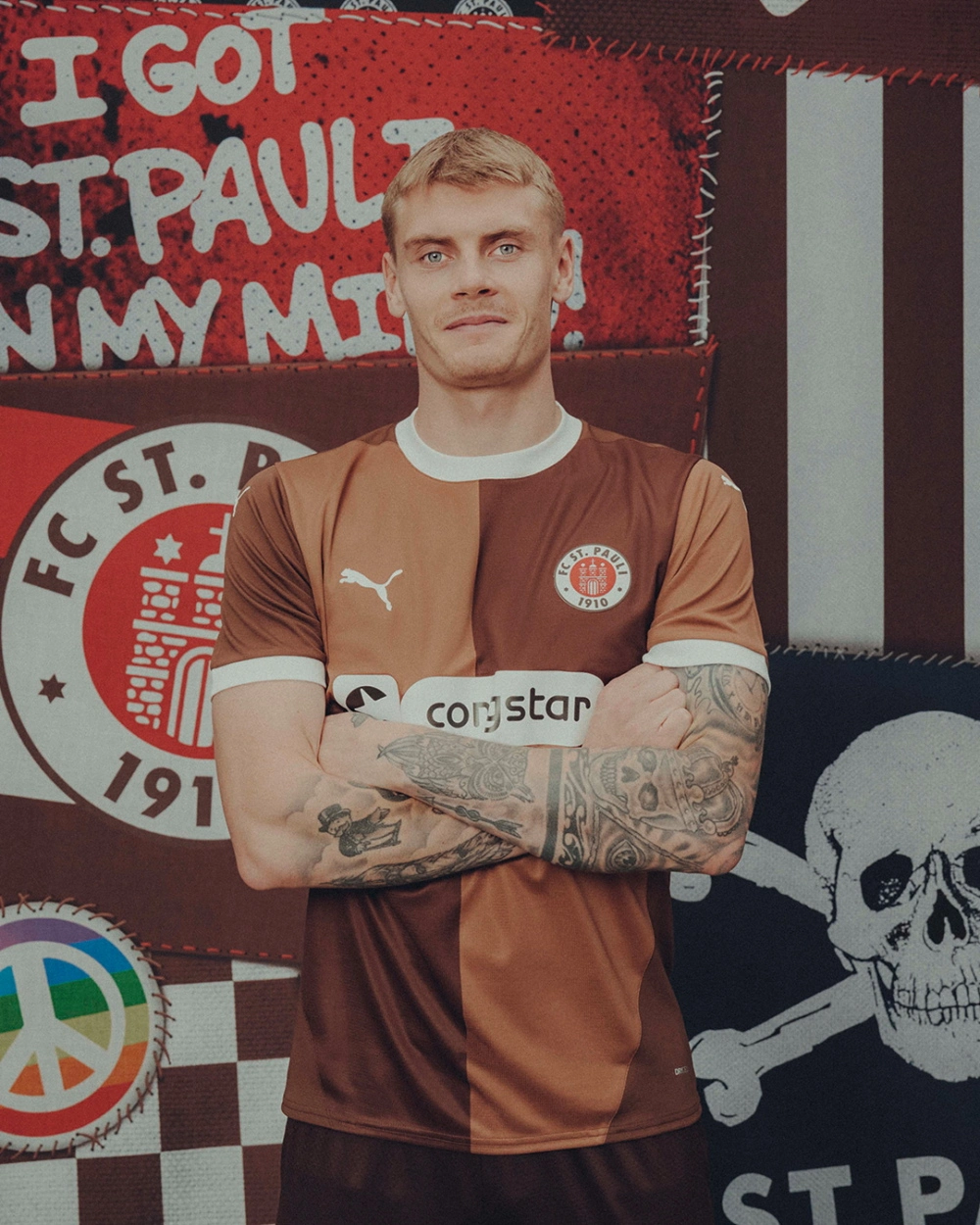 Eric Smith im Heimtrikot des FC St. Pauli für die Saison 2024/25