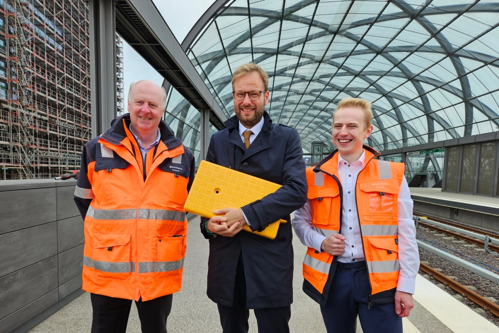 v.l.: HOCHBAHN-Technik-Vorstand Jens- Günter Lang, Senator für Verkehr und Mobilitätswende Anjes Tjarks, und HOCHBAHN-Projekteiter Jan-Frederik Bremen