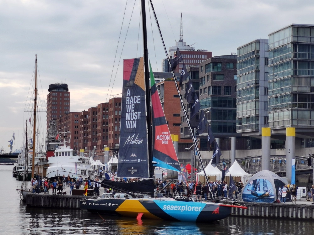 Boris Herrmanns Malizia Seaexplorer in der HafenCity