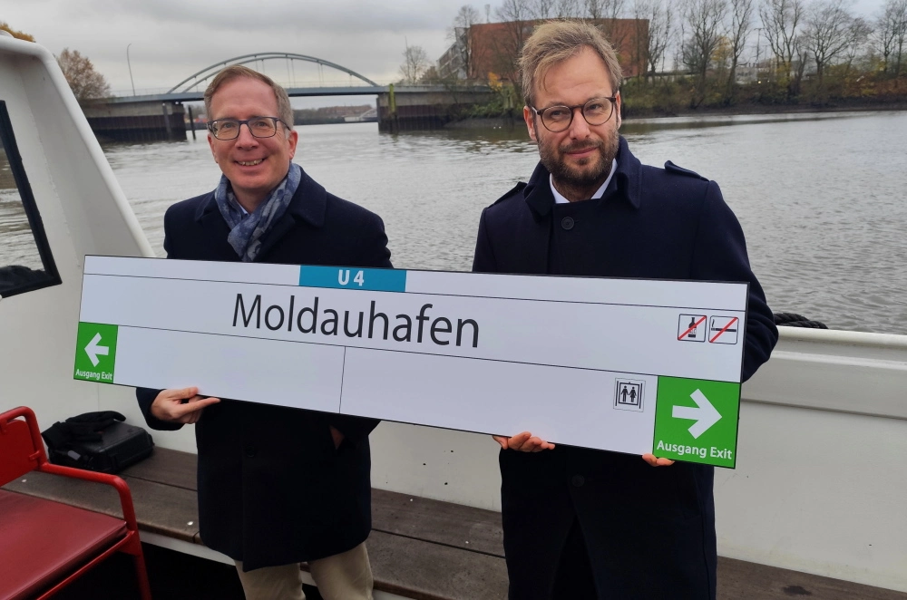 v.l. Robert Henrich und Anjes Tjarks stellen das Schild mit den Namen Moldauhafen vor.